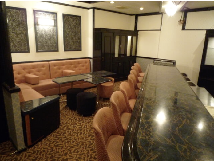 名古屋市東山線新栄町駅から徒歩5分！席数十分、長いカウンターのバー物件